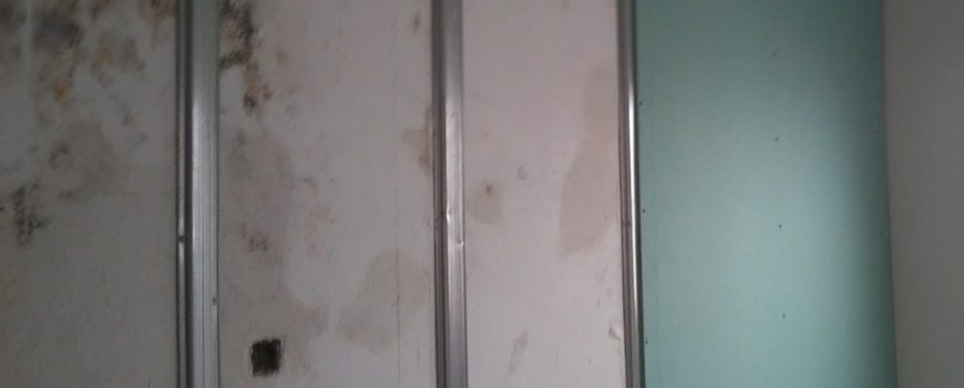 Lacas de pladur tapando pared con humedad